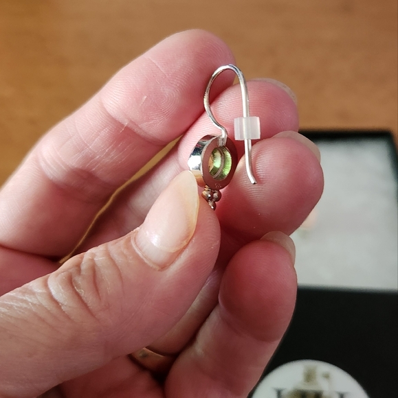 BRAND NEW!! PROFESSIONALLY HANDCRAFTED! GENUINE PERIDOT STERLING SILVER EARRINGS - Picture 4 of 4